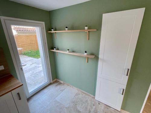 Maison 4 chambres pour 7 personnes max, terrasse, jardin, entièrement rénovée, clim réversible, WiFi, parking, cuisine équipée, à 5 min d'Avignon Intra-Muros en Tramway