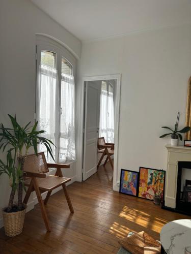 un salon avec une table et une cheminée dans l'établissement White Paris, à Paris