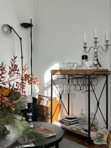 une pièce avec une table avec des verres sur une étagère dans l'établissement White Paris, à Paris