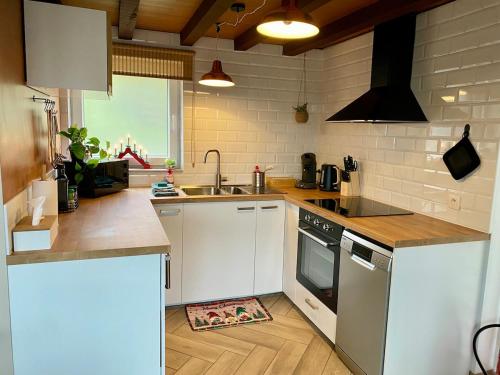 una cucina con lavello e fornello forno superiore di Travel Wood - Sauna et Voyages a Waulsort