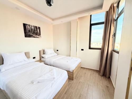 Giường trong phòng chung tại VERO Residence