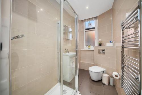 a bathroom with a shower and a toilet at Central London Stylish Living -1BR Apt in WC2 in London