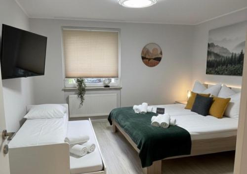 ein Schlafzimmer mit einem Bett mit Handtüchern darauf in der Unterkunft Wellness -Residenz Ehrhardt Urlaub mit Pool und Garten Ferienwohnung in Halberstadt in Halberstadt