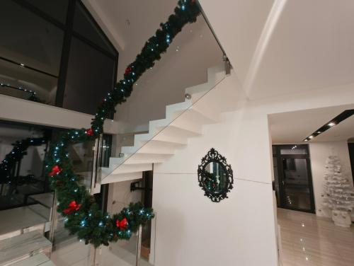 GrzybowoWilla Vivaldi的客厅楼梯上装饰着圣诞装饰