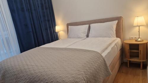 160 Wide Bed Apartments - with Balcony & Parking