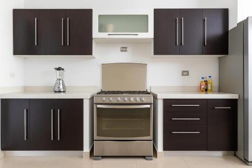 Kuchyň nebo kuchyňský kout v ubytování Spacious Home in Upscale Gated Community