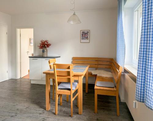 eine Küche und ein Esszimmer mit Tisch und Stühlen in der Unterkunft Ferienwohnung Sonnenblick in Amerang