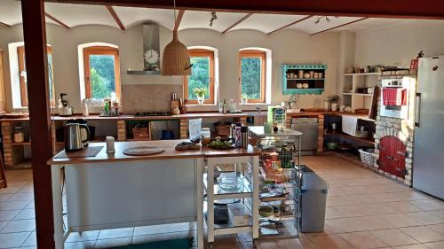 Køkken eller tekøkken på Gwiezdny Rezerwat, Siedlisko 320m2, Sauna i Natura na Wyłączność