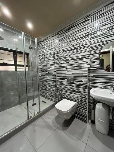 un bagno con wc, doccia e lavandino di Crème de la crème a Durban