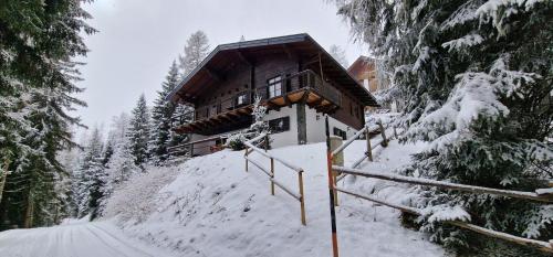 Chalet Alpl - Ferienwohnung Waldblick mit Sauna, Kamin & Whirlwanne