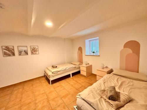 Giường trong phòng chung tại Knuffige Ferienwohnung im Herzen von Haiger