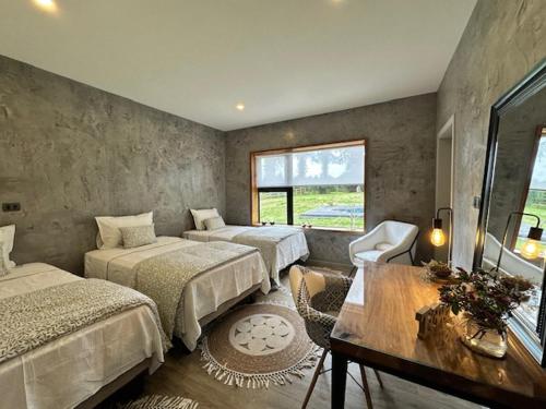 En eller flere senge i et værelse på Comoda casa moderna con piscina y bosque