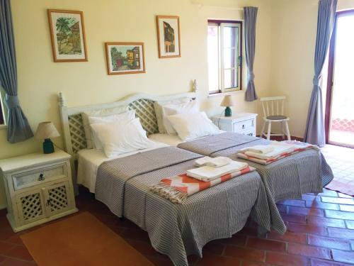 a bedroom with two beds in a room at Sitio da Marinha in Lagoa