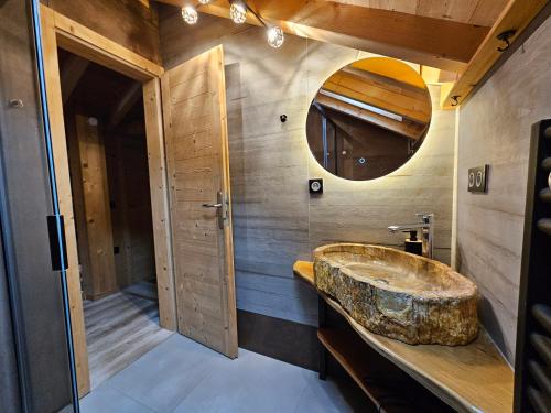 Et badeværelse på Chalet le Nid independant mountain chalet