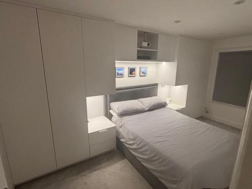 En eller flere senge i et værelse på Adrian Cottage