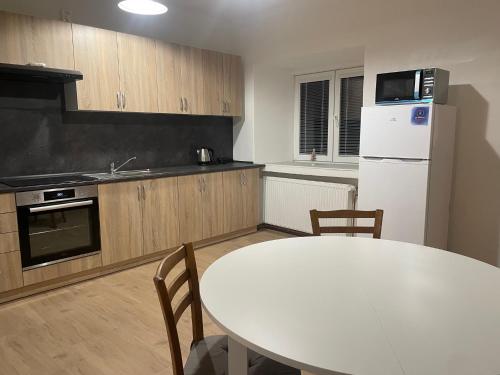 Byt v okolí Okoře, nedaleko Prahy a letiště