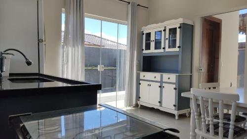 Kuchyň nebo kuchyňský kout v ubytování Sobrado Inteiro pé na areia em Itapoá!