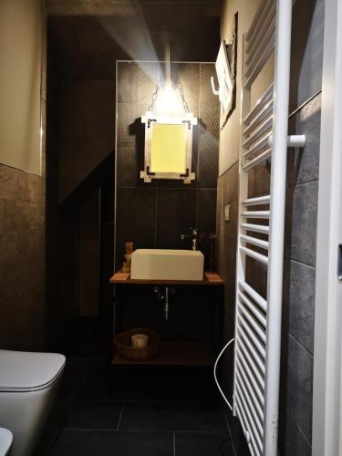een badkamer met een wastafel en een toilet bij Dimora Daliah&Oana in Matera