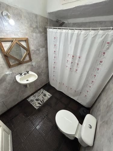 een badkamer met toilet en wastafel bij Casa in Miramar