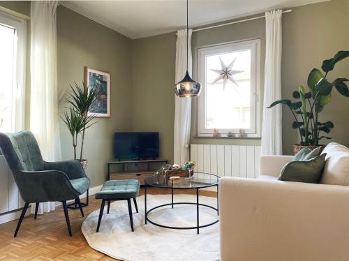 ein Wohnzimmer mit Sofa und Tisch in der Unterkunft green rooms in Schweinfurt