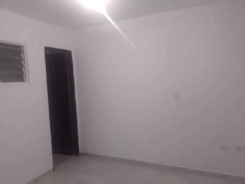 une pièce vide avec un mur blanc et une fenêtre dans l'établissement Barbara León, à Simacota