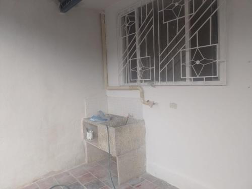 une salle de bains avec une fenêtre et une boîte dans l'établissement Barbara León, à Simacota