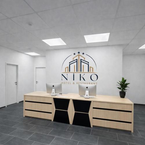 un ufficio con un cartello Nixo sul muro di Niko Hotel am Hannover Hbf ad Hannover