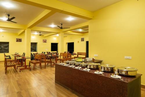 ein Restaurant mit einer Theke mit Töpfen und Pfannen in der Unterkunft Dandeli Tiger Cottages in Dandeli