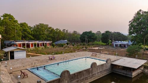 ein großes Schwimmbad mitten in einem Park in der Unterkunft Dandeli Tiger Cottages in Dandeli