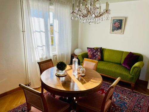 Χώρος καθιστικού στο Fantastically beautiful old building apartment with lake view