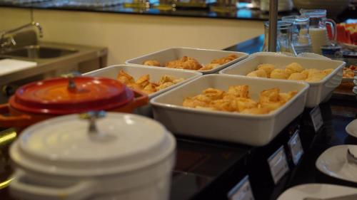 リオデジャネイロにあるeSuites Hotel Recreio Shoppingの台所のカウンターに三皿