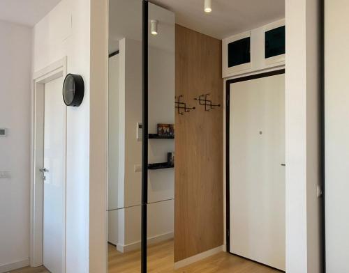 una camera con una porta a vetri e un armadio di Afi City - București Noi a Bucarest