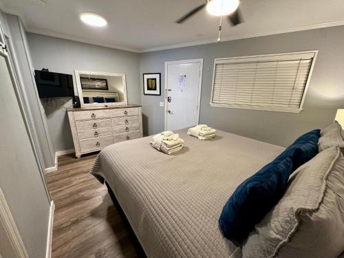 une chambre avec un lit et une commode dans l'établissement Seaside 155, à Île de Hilton-Head