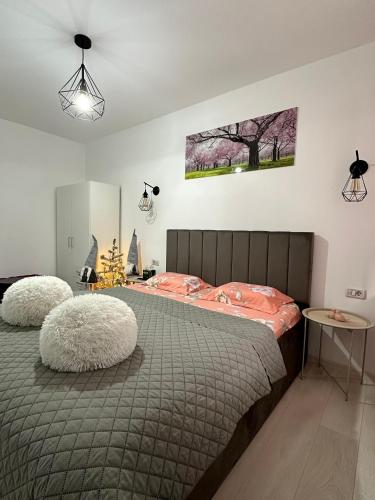 una camera da letto con un letto con due cuscini sopra di White Studio a Câmpulung Moldovenesc