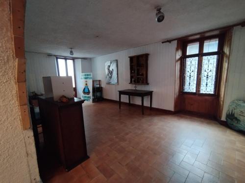an empty room with a table and a desk in it at Van a louer au pied des pistes 2 in Séez