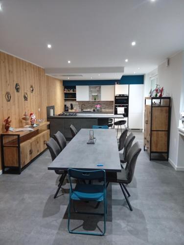 une salle à manger avec une table et des chaises dans une cuisine dans l'établissement Comme chez Soi, à Cornimont