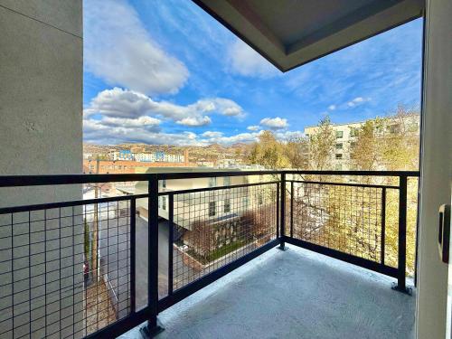 En balkon eller terrasse på New Condo with LOTS of Amenities