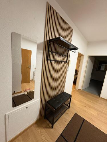 ein Zimmer mit einem Spiegel und einer Bank in einem Zimmer in der Unterkunft Großzügiges Design-Loft in Aulendorf in Niederdorla
