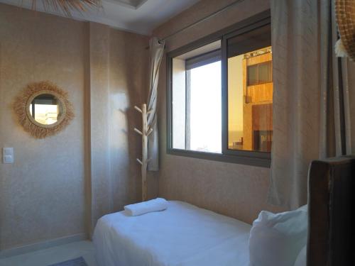 ein Schlafzimmer mit einem Bett und einem Fenster in der Unterkunft Shams house in Imsouane