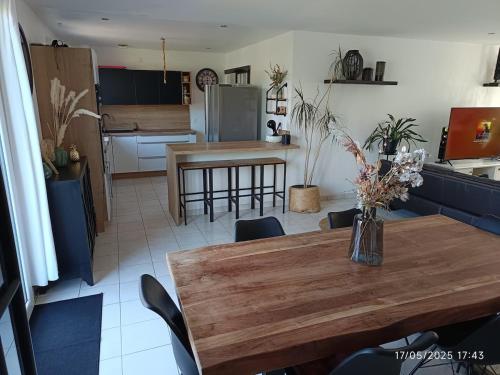 Een keuken of kitchenette bij Petite Escale