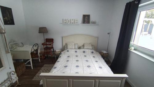 En eller flere senge i et værelse på Leśny Kąt