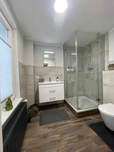 Et badeværelse på Wolfsrudel - zentrales Motto Apartment