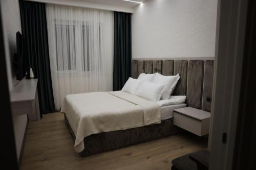 En eller flere senge i et værelse på Ghonakh Guesthouse