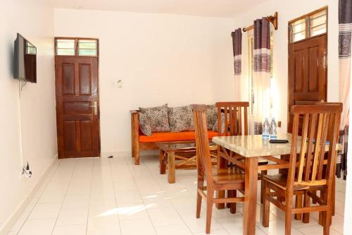 Et tv og/eller underholdning på Diani Gardens Cottage