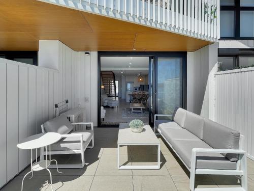 Et opholdsområde på Modern 2-Bedroom Apartment with Pool Access