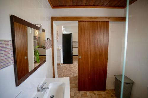 bagno con lavandino e porta in legno di Santana Northeast a Feteira Grande