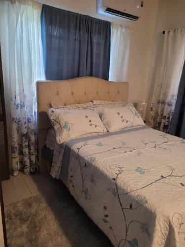 Postel nebo postele na pokoji v ubytování Silverbuttons Apartments & Eats