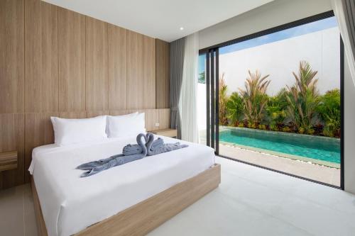 Giường trong phòng chung tại Phuket Tropical Pool Villa