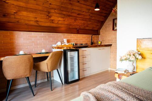 Køkken eller tekøkken på Chalé Sunset Hills em Campos do Jordão