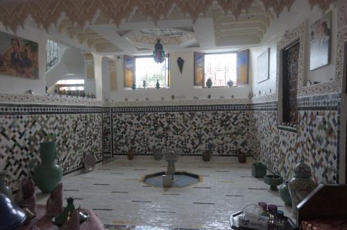 een kamer met een tafel in het midden van een kamer bij Riad Dalal in Fès